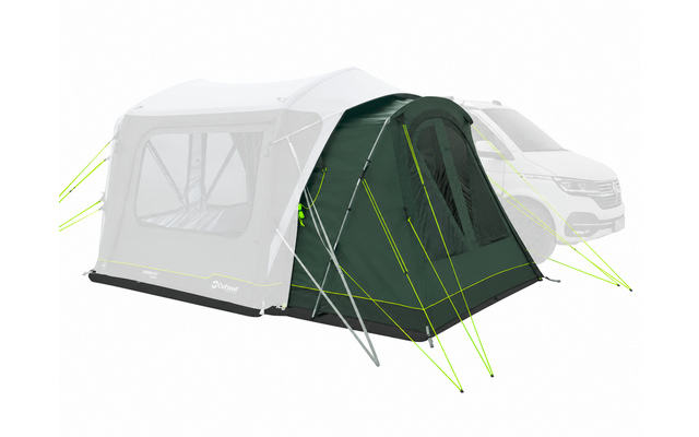 Tenda verde scuro con ingresso ad arco, cerniera e finestra in rete, telo di base nero, tiranti giallo-verdi neon, sagoma sbiadita di un furgone sullo sfondo