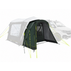 Tenda annessa verde scuro con ingresso aperto, porta laterale in rete, corde giallo neon e pali metallici; camper chiaro sullo sfondo