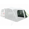 Furgone da campeggio bianco a sinistra, a destra una tenda/tendalino grigio chiaro fissata con ingresso rettangolare aperto, pavimento interno visibile e tiranti verde neon