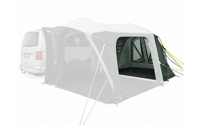 Furgone da campeggio bianco a sinistra, a destra una tenda/tendalino grigio chiaro fissata con ingresso rettangolare aperto, pavimento interno visibile e tiranti verde neon