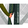Mano con manica verde che tira una cerniera su una patta nera di una tenda; sul tessuto si legge 'quick&quiet Access door'; materiale della tenda grigio e bianco sullo sfondo