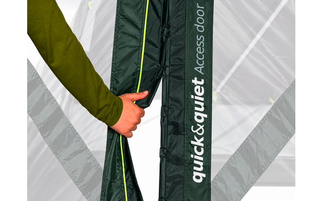 Mano con manica verde che tira una cerniera su una patta nera di una tenda; sul tessuto si legge 'quick&quiet Access door'; materiale della tenda grigio e bianco sullo sfondo