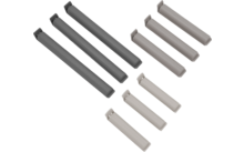 Meerdere langwerpige afgeronde staven in twee grijstinten, diagonaal gerangschikt op een witte achtergrond