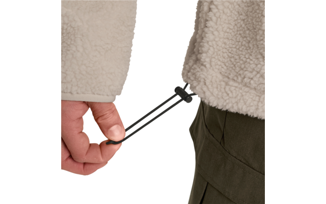 Hand hält schwarzen Kordelzug mit Stopper am Saum einer beige Fleecejacke; grüne Hose sichtbar