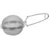 Runder feinmaschiger Metall-Siebball in zwei Hälften mit langem Bügelgriff und Öse