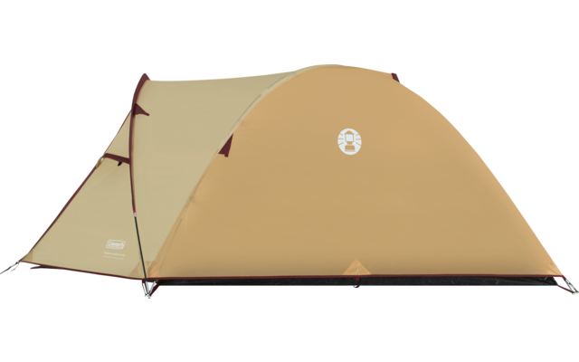 Beiges Kuppelzelt mit zwei sichtbaren Stangen, kleinem Vorzelt links und weißem Logo an der Seitenwand