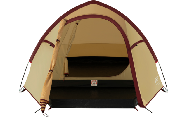Beiges kuppelförmiges Zelt mit dunkelroten Nähten; vordere Tür geöffnet und seitlich aufgerollt, dunkles Innenzelt und schwarzer Boden, kleines rechteckiges Emblem an der Vorderseite