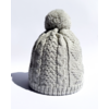 Grau gestrickte Wintermütze mit Bommel auf weißem Hintergrund