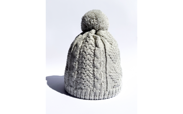 Grau gestrickte Wintermütze mit Bommel auf weißem Hintergrund