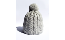 Bonnet d'hiver gris tricoté avec pompon sur fond blanc