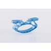 Blauer Kunststoffring mit zwei aufgesetzten Klammern auf weißem Hintergrund