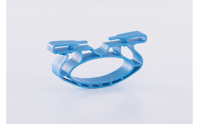 Blauer Kunststoffring mit zwei aufgesetzten Klammern auf weißem Hintergrund