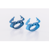 Zwei blaue Kunststoffringe mit aufklappbaren klammerartigen Armen auf weißer Fläche