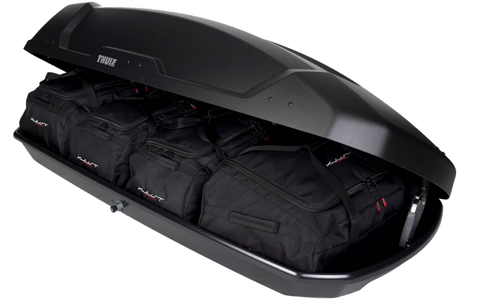 Geöffnete schwarze Dachbox mit mehreren schwarzen Reisetaschen im Innenraum