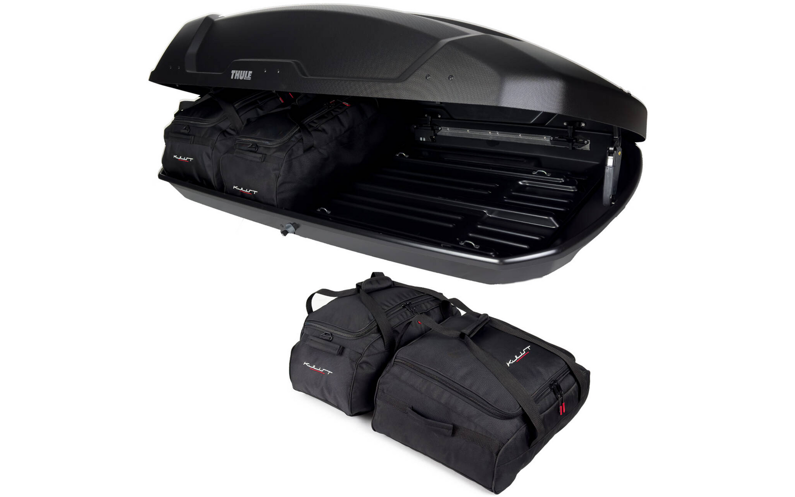 Schwarze geöffnete Dachbox mit zwei schwarzen Reisetaschen im Inneren und zwei weiteren schwarzen Reisetaschen davor auf weißem Hintergrund