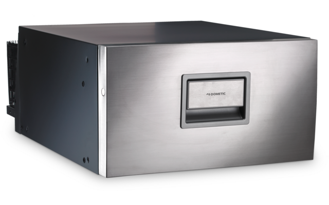 Rechteckige Metallbox mit gebürsteter Edelstahlfront und eingelassenem Griff mit der Aufschrift "Dometic"