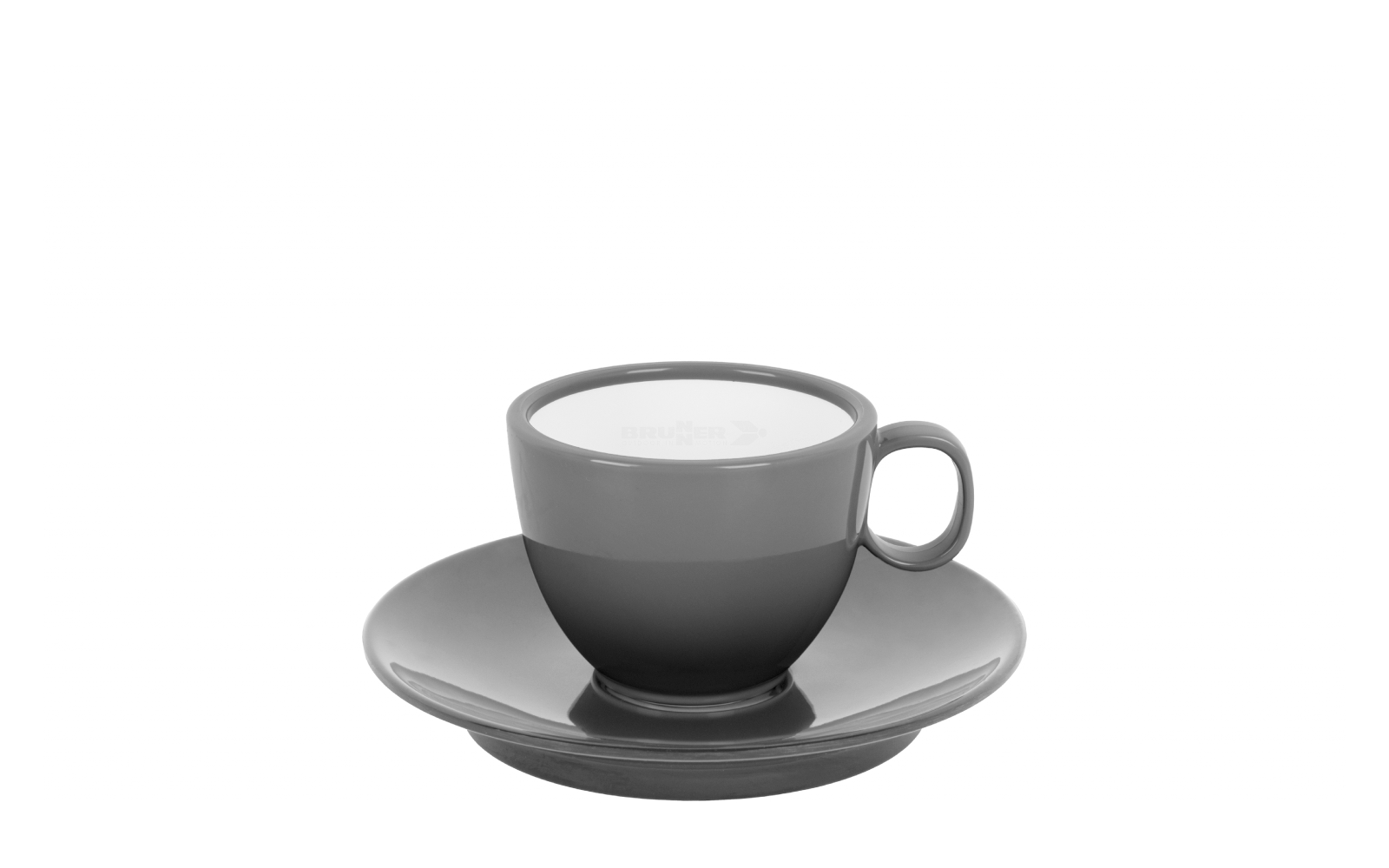 Tasse grise sur soucoupe contenant un liquide foncé, anse à droite, fond blanc