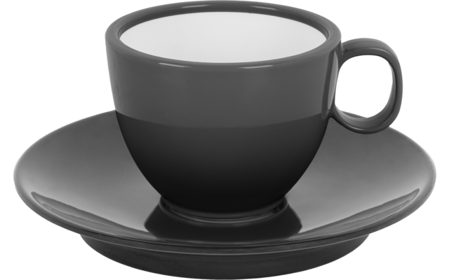 Schwarze Tasse mit Henkel auf passender Untertasse vor weißem Hintergrund