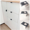 Witte kast met drie laden; kleine zwarte kunststofclips bevestigd aan elke lade en deur. Rechts drie detailfoto's van de zwarte clip op witte achtergrond