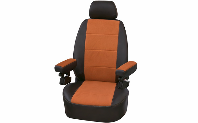 Gepolsterter Sitz mit Kopfstütze und zwei Armlehnen, orangefarbene Mittelpolster und schwarzer Bezug, auf weißem Hintergrund