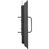 Zijaanzicht van een flatscreen-tv met achterpaneel, ventilatieopeningen, twee zijconnectoren, gebogen standaard en een hangende kabel