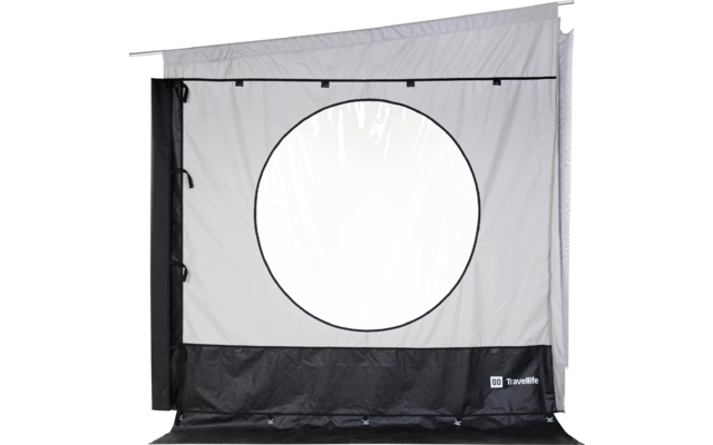 weißer Stoffvorhang mit großem rundem transparentem Fenster in der Mitte, schwarzer Rand links und unten, Metallstange oben, kleines weißes Logo unten rechts