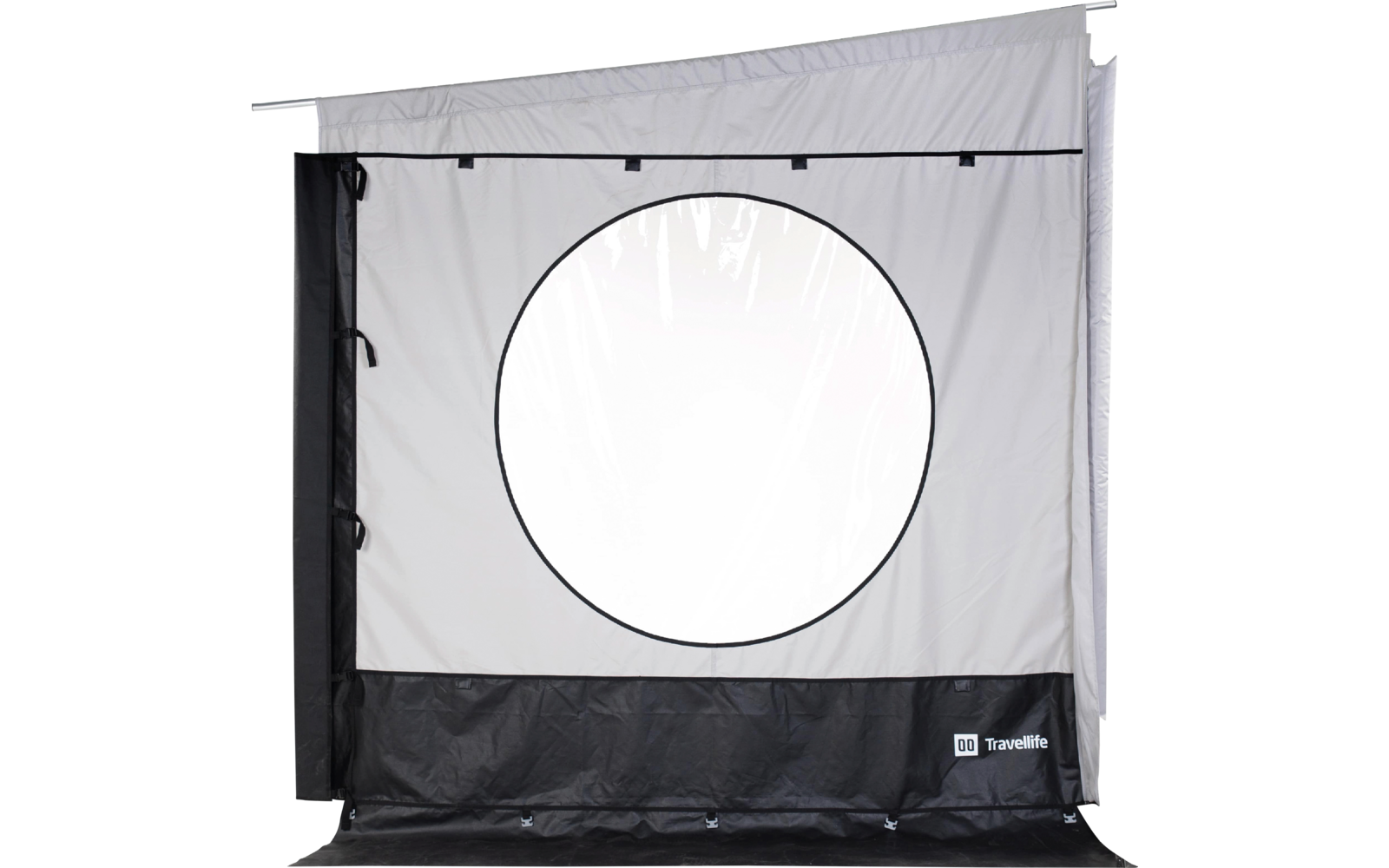 weißer Stoffvorhang mit großem rundem transparentem Fenster in der Mitte, schwarzer Rand links und unten, Metallstange oben, kleines weißes Logo unten rechts