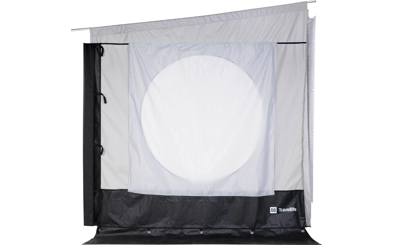 Rechteckiger Stoffrahmen mit rundem weißem Einsatz in der Mitte, schwarzer Unterstreifen mit Schriftzug "Travellife", Metallstange oben