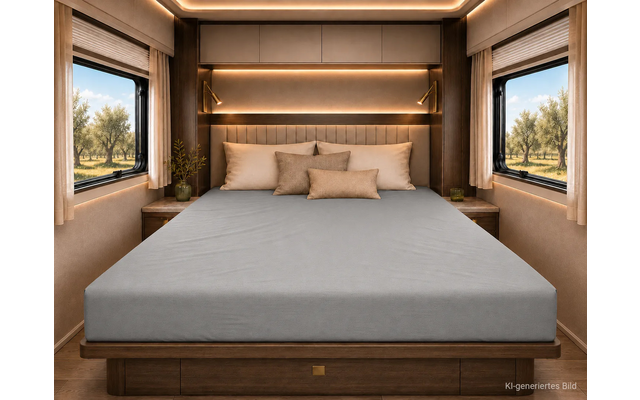 Slaapkamer met groot bed met grijs hoeslaken, drie beige kussens, donker houten hoofdeinde met LED-lichtstrips, twee zijramen met gordijnen en uitzicht op bomen, twee nachtkastjes met planten