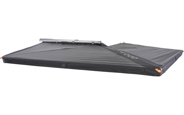 Freigestelltes, rechteckiges, flaches dunkelgraues Gewebe mit Nähten, zwei silbernen Stangen oben und orangefarbenen Endkappen, auf weißem Hintergrund