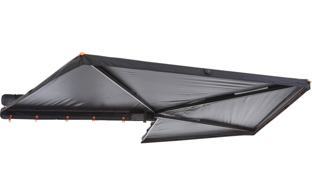 Ausgeklapptes graues Tuch in drei dreieckigen Segmenten, sichtbares schwarzes Gestänge, orangefarbene Endkappen und kleine Leuchten entlang der Vorderkante