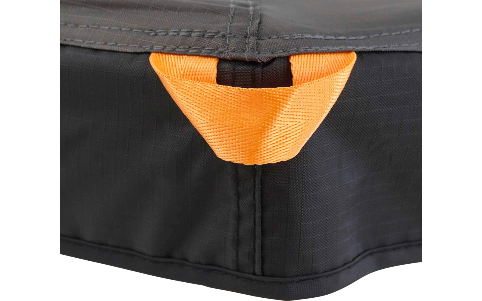 Schwarzer Stoffrand mit angenähter orangefarbener Schlaufe