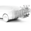 Weißes, polygonales Auto von hinten mit an der Heckklappe montiertem Fahrradträger, auf dem drei Fahrräder befestigt sind