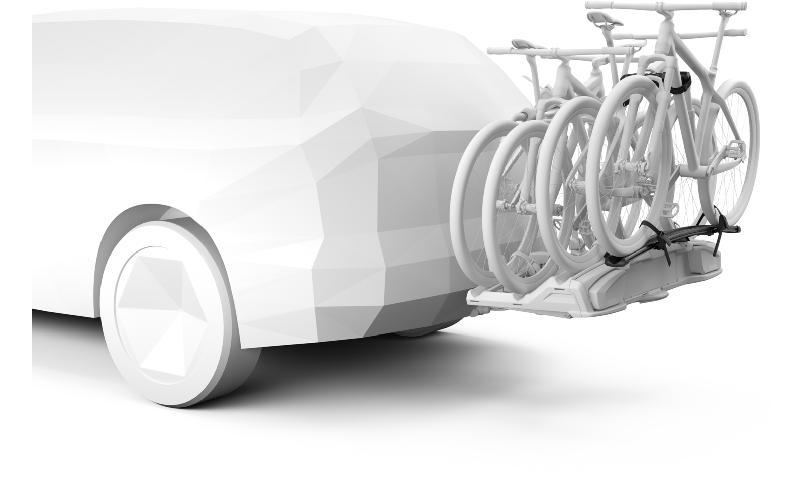 Weißes, polygonales Auto von hinten mit an der Heckklappe montiertem Fahrradträger, auf dem drei Fahrräder befestigt sind