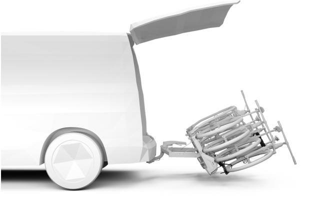 Weißer Transporter von hinten, geöffnete Hecktür, an der Anhängerkupplung befestigter Träger mit zwei zusammengeklappten Rollstühlen