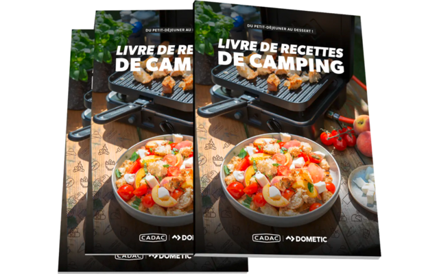 Zwei Exemplare eines Buches mit Titel 'Livre de recettes de camping' auf einem Tisch; auf dem Cover ein Grill und eine Schüssel mit Salat, halbierten Eiern und Cherrytomaten; rechts eine Schale mit Würfeln und einige Tomaten; Logos 'CADAC' und 'DOMET