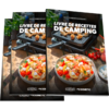 Zwei Exemplare eines Buches mit Titel 'Livre de recettes de camping' auf einem Tisch; auf dem Cover ein Grill und eine Schüssel mit Salat, halbierten Eiern und Cherrytomaten; rechts eine Schale mit Würfeln und einige Tomaten; Logos 'CADAC' und 'DOMET