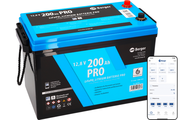 Batterie de voiture bleue avec boîtier noir et un smartphone avec application batterie à côté