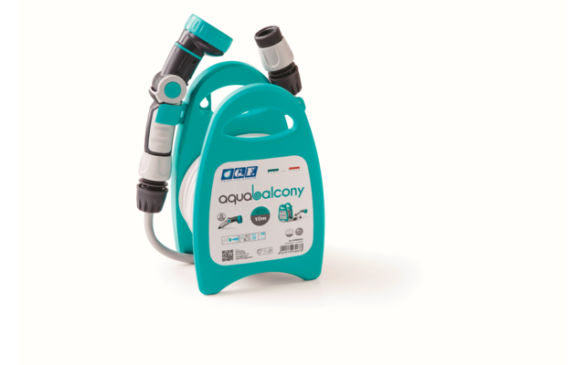 Turquoise slangenbox met draaghandvat, opgerolde witte slang en aangesloten grijze sproeikop op witte achtergrond