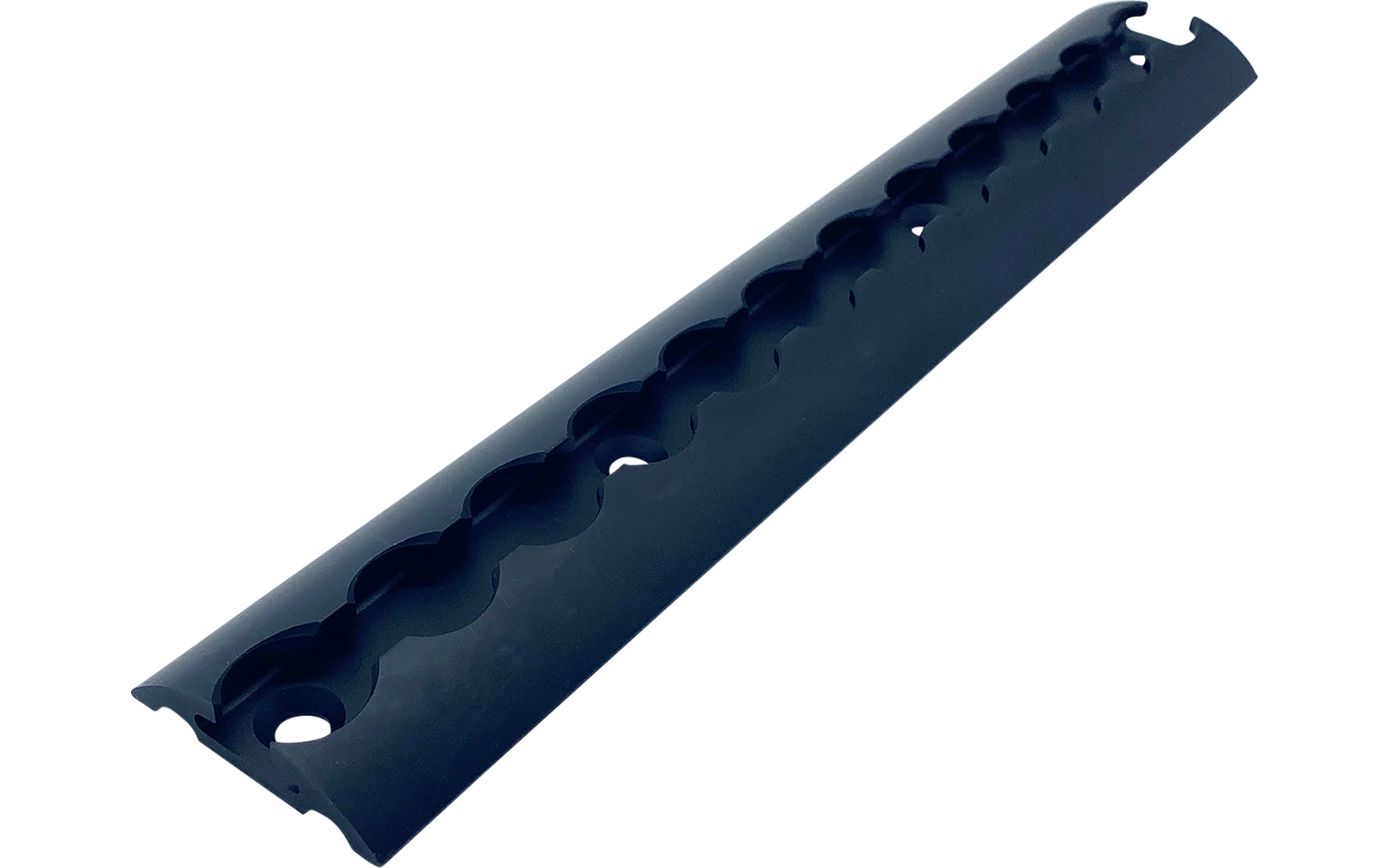 Langer schwarzer Kunststoffstreifen mit wellenförmigen Aussparungen entlang der Länge und runden Löchern an den Enden, auf weißem Hintergrund