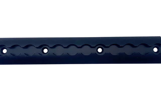Bande étroite en plastique bleu foncé avec découpes ondulées sur la longueur et quatre trous ronds