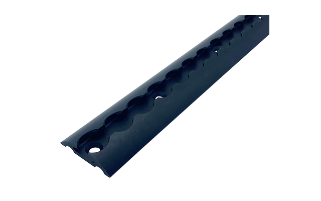 Longue bande noire en plastique avec découpes ondulées sur toute la longueur et trous ronds aux extrémités, sur fond blanc