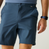 Unterer Torso einer Person: blaue Shorts mit Gürtelschlaufen und kleiner schwarzer Etikette, hellblauer Oberteilsaum, sichtbare Oberschenkel und ein Arm mit blauem Smartwatch