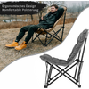 Person sitzt entspannt auf einem klappbaren, ergonomisch gestalteten Stuhl im Freien, daneben ein Bild des Stuhls allein