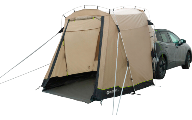 Beiges Zelt mit offenem Eingang, an der Seite eines grauen Autos befestigt; Metallstangen und Abspannleinen sichtbar