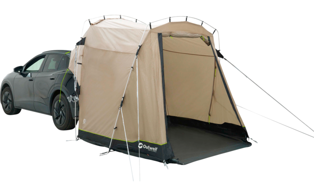 Beiges Zelt/Vorzelt an einem grauen SUV, geöffneter Eingangsbereich, Metallgestänge und Abspannleinen sichtbar