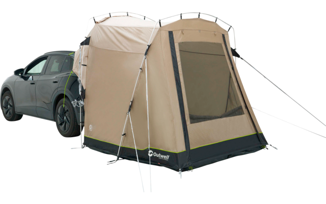 Graues Auto links mit einem befestigten beigefarbenen Anbauzelt, Gestängebögen, großem rechteckigem Fenster und Abspannleinen auf weißem Hintergrund