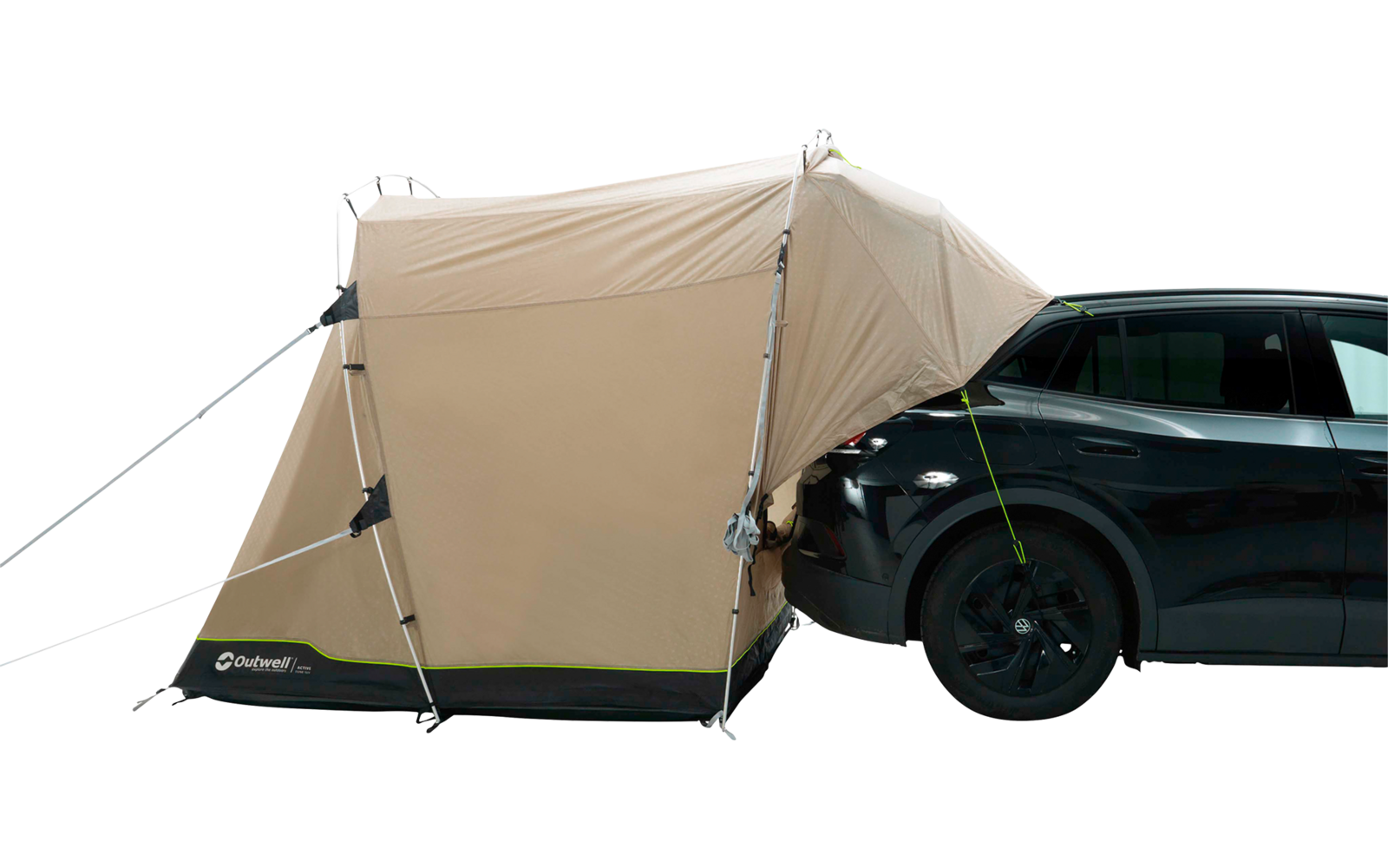 Schwarzes Auto mit beigeem Zelt an der Fahrzeugseite, Abspannseile und Gestänge sichtbar, weißer Hintergrund