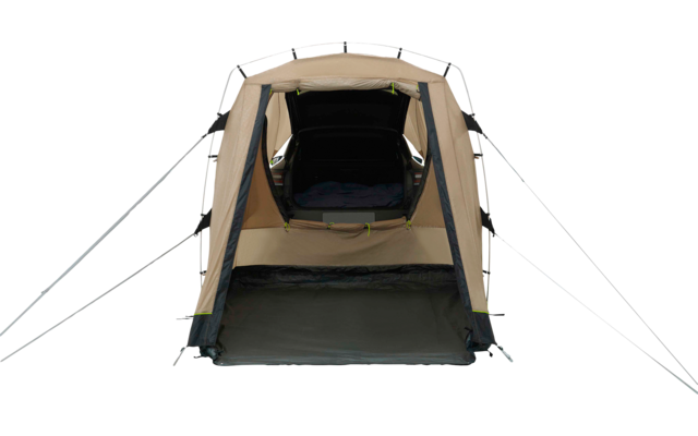 Zelt mit geöffnetem Eingang; im Inneren ist der geöffnete Kofferraum eines Autos sichtbar; beiger und dunkelgrauer Stoff; Abspannleinen an den Seiten