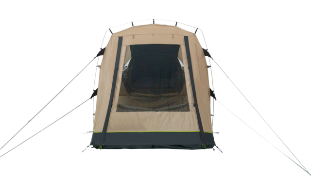 Vorderansicht eines beigen Zeltes mit offenem Moskitonetz an der Tür, dunklem Innenraum, schwarzem Boden und gespannten Abspannleinen